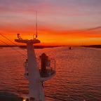 Mit der AIDAmar von Hamburg Richtung Elbmündung im Oktober