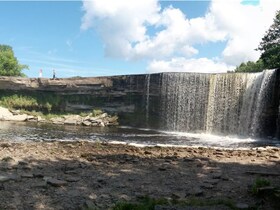 Der Jägala-Wasserfall östlich von Tallinn (estnisch Jägala juga)