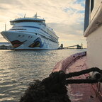 Aidaaura vom Wassertaxi in Port Louis gesehen
