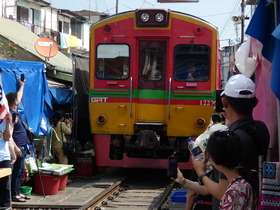 Maeoklong Railway Market - nahe Bangkok