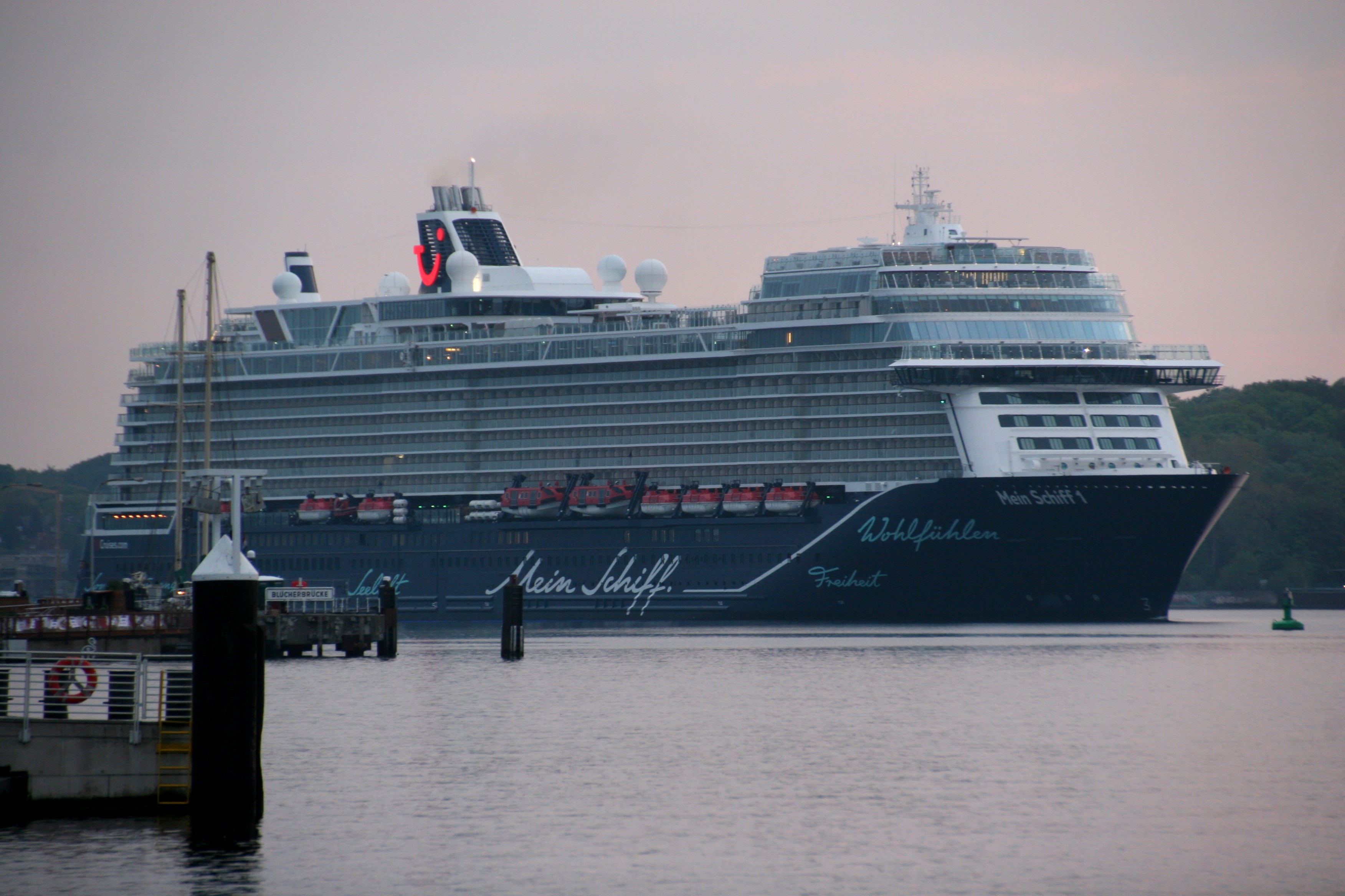 Wasserurlaub Schiffe Der Tui Flotte Auf Der Kieler Förde